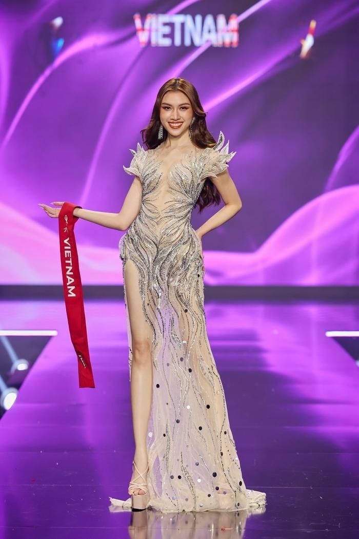 Không thể bỏ qua Thanh Thanh Huyền của Việt Nam. Bộ váy mang tên "Phượng hoàng tung cánh" đã thay cô truyền tải tất cả những thông điệp về sự cố gắng, nỗ lực kể về hành trình của người đẹp sinh năm 1996 mang đến cuộc thi Miss Charm 2023. 