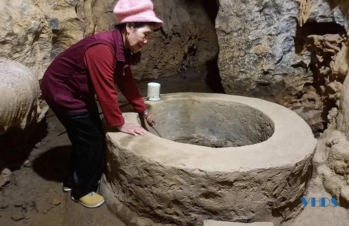 Trong chùa Rồng hiện có 2 giếng tiên, nước trong vắt, không bao giờ cạn, người dân thường gọi là giếng “cầu con” và giếng “cầu của”. Vậy nên mỗi lần đến đây, ai cũng đều thắp hương cầu tự, cầu tài, cầu lộc.