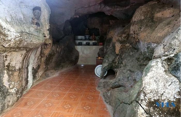 Chùa Rồng nổi tiếng với nhiều hang động như: thung phổ, hang trâu, hang muối, động cô tiên mang đậm nét hoang sơ, tự nhiên nằm trong thung lũng quần thể di tích, xung quanh dãy núi đá vôi ẩn chứa nhiều nét văn hóa huyền bí tâm linh.