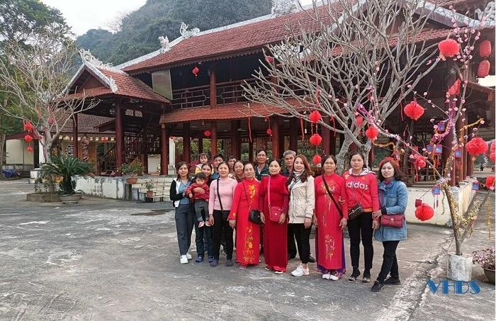 Du khách đến đây tham quan, trẩy hội dịp đầu năm mới.