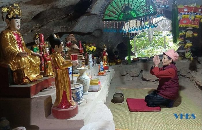 Hàng năm, cứ vào ngày rằm tháng Giêng, du khách thập phương và Nhân dân các huyện lân cận lại về chùa Rồng để vui xuân, trẩy hội.