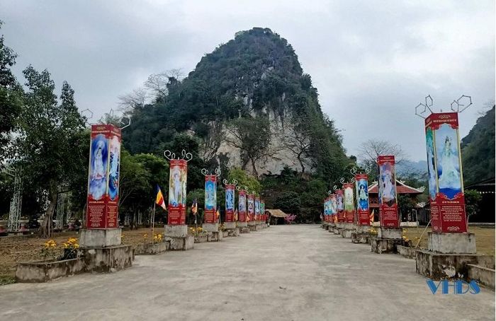 Theo các cụ cao niên ở đây cho biết, ngôi chùa trước kia từng là nơi đóng quân, luyện tập quân sỹ, tích trữ lương thảo của nghĩa quân Lam Sơn trong cuộc chiến chống quân Minh xâm lược.