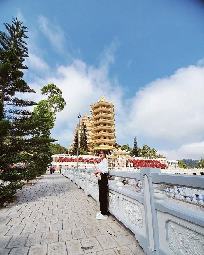 Bức tường lá đỏ tôn vinh sắc đẹp chốn bồng lai