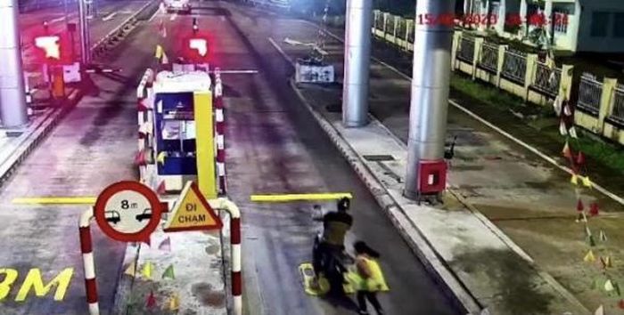 Nguyễn Thành Nhất điều khiển xe máy vượt trạm thu phí bất chấp nhân viên tại trạm ngăn cản. (Ảnh trích xuất từ CMR tại Trạm thu phí).