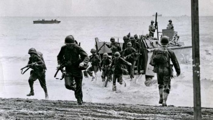 Thủy quân lục chiến Mỹ đổ bộ lên Guadalcanal.