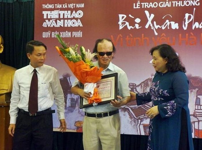 Nghệ sĩ guitar Văn Vượng nhận Giải thưởng Lớn của Giải Bùi Xuân Phái - Vì tình yêu Hà Nội năm 2012