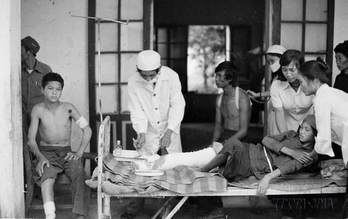 Bác sĩ cứu chữa vết thương cho học sinh trường Phổ thông cơ sở xã Quyết Tiến, huyện Quản Bạ, tỉnh Hà Tuyên bị trúng mảnh đạn pháo trong khi đang vui chơi. Ảnh: Hứa Kiểm – TTXVN