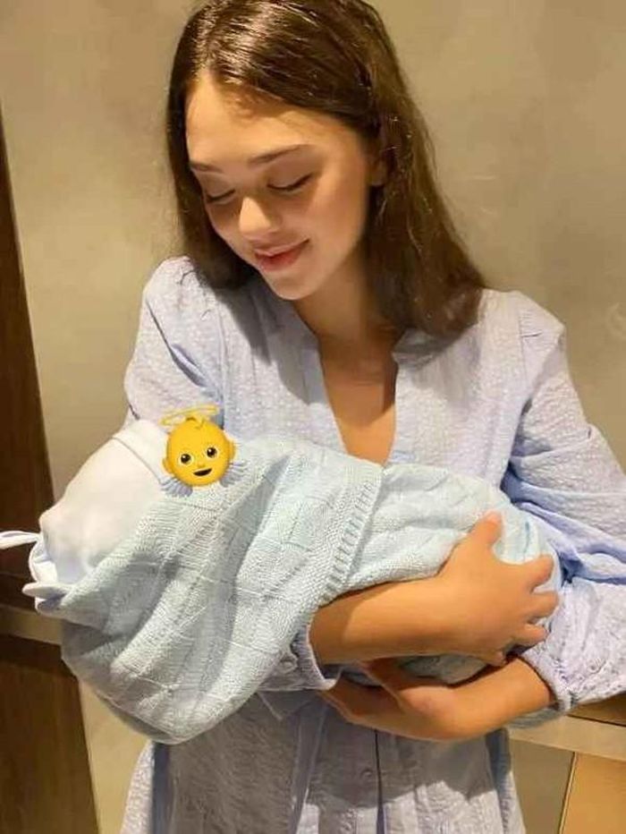 Dù được che chắn kĩ mặt bằng icon trái tim nhưng nhìn hình ai cũng nhận ra em bé vô cùng bụ bẫm.