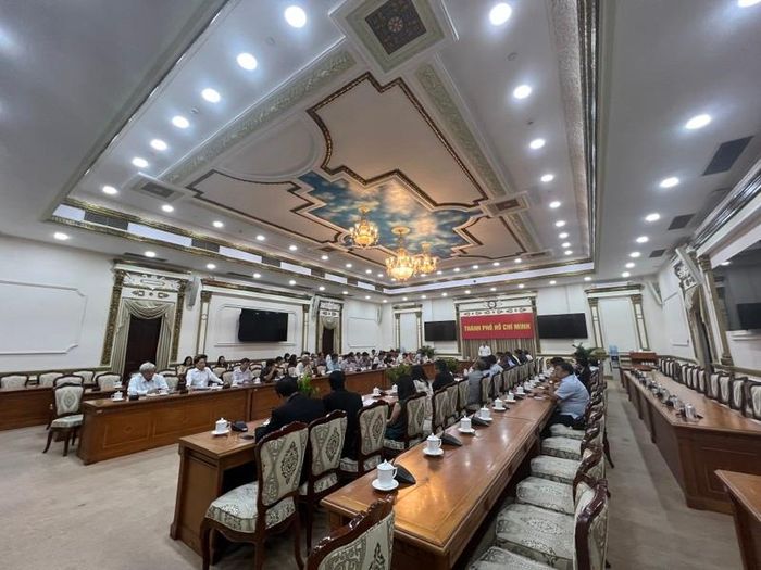 Quang cảnh cuộc họp.