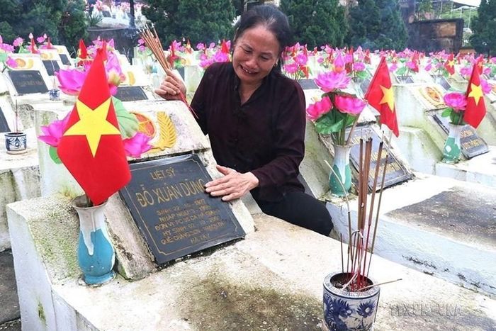 Thân nhân liệt sĩ hy sinh trong cuộc chiến đấu bảo vệ biên giới phía Bắc đến thắp hương tại Nghĩa trang liệt sĩ quốc gia Vị Xuyên, Hà Giang. (Ảnh: Minh Tâm/TTXVN)