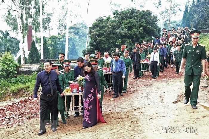 Hàng nghìn thanh niên trai tráng, bộ đội, quân và dân ta đã ngã xuống trong cuộc chiến đấu bảo vệ biên giới phía Bắc để bờ cõi biên cương được bình yên, để Tổ quốc không còn chiến tranh, máu, nước mắt và đau thương. Trong ảnh: Lễ truy điệu, an táng hài cốt các liệt sĩ tại Nghĩa trang liệt sĩ quốc gia Vị Xuyên, Hà Giang (11/7/2017). (Ảnh: Minh Tâm/TTXVN)