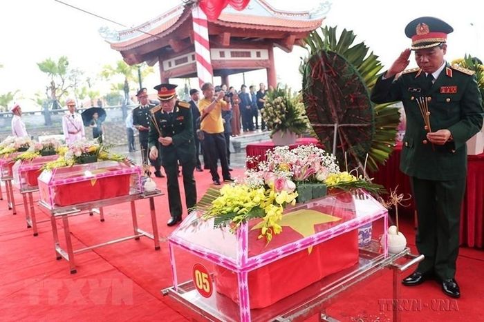 Nhắc lại sự thật lịch sử về cuộc chiến đấu bảo vệ biên giới phía Bắc là dịp để chúng ta tôn vinh, tri ân những người đã ngã xuống vì nền độc lập, tự do của Tổ quốc. Trong ảnh: Thượng tướng Đỗ Căn, Phó Chủ nhiệm Tổng cục Chính trị QĐND Việt Nam thắp hương tưởng niệm trước hài cốt các liệt sĩ hy sinh trong Cuộc chiến đấu bảo vệ biên giới phía Bắc, được đưa về an táng tại Nghĩa trang liệt sĩ quốc gia Vị Xuyên, tỉnh Hà Giang, ngày 26/11/2022. (Ảnh: Minh Tâm/TTXVN)