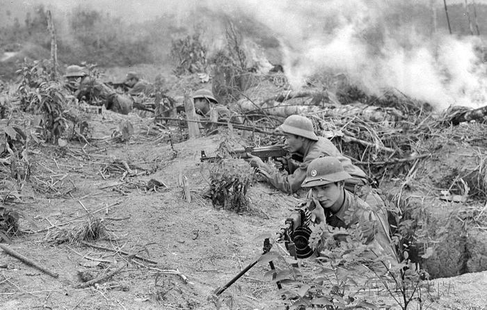 Chiến sĩ Đại đội 2 bộ binh, Tiểu đoàn 1, Đoàn H54 bộ đội địa phương tỉnh Hoàng Liên Sơn được tặng Huân chương Chiến công hạng Ba về thành tích dũng cảm chiến đấu, đánh lui nhiều đợt tấn công của địch, giữ vững chốt trên cao điểm 340 thuộc bản Phiệt, huyện Mường Khương, tỉnh Hoàng Liên Sơn (nay thuộc tỉnh Lào Cai). (Ảnh: Nguyễn Trân/TTXVN)