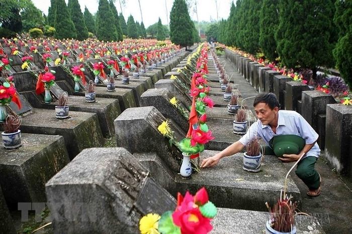 Để bờ cõi biên cương được bình yên, hàng nghìn thanh niên trai tráng, bộ đội, quân và dân ta đã ngã xuống. Những ngôi mộ liệt sĩ “chưa biết tên” đã làm nên tên tuổi của một dân tộc anh hùng. Trong ảnh: Cựu chiến binh trở lại Nghĩa trang liệt sĩ quốc gia Vị Xuyên (Hà Giang), thắp nén hương thơm tưởng nhớ những người đồng đội đã hy sinh. (Ảnh: Thanh Tùng/TTXVN)