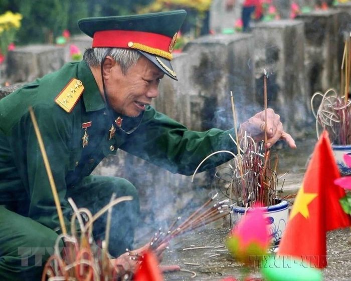 Người cựu chiến binh tham gia cuộc chiến đấu bảo vệ biên giới phía Bắc ở mặt trận Vị Xuyên năm xưa, trở lại Nghĩa trang liệt sĩ Quốc gia Vị Xuyên để thắp nén hương tưởng nhớ những đồng đội đã hy sinh. (Ảnh: Thanh Tùng/TTXVN)