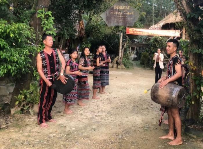 Anh Viên Đăng Phú xây dựng Homestay Hương Danh từ chính ngôi nhà của mình. Ảnh: Tiêu Dao