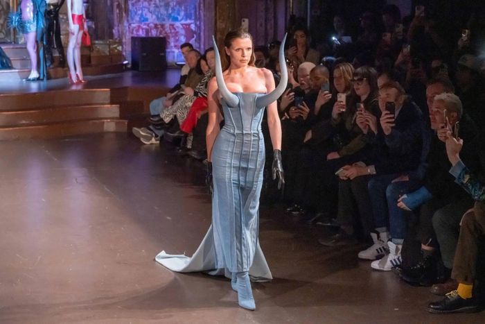 Vào ngày Valentine (14/2), Julia là người mẫu cho show Luis De Javier. Cô mặc váy và đi boot denim. Điểm kỳ quặc là cặp sừng dài nhô ra từ vòng một. Ảnh: Mega.