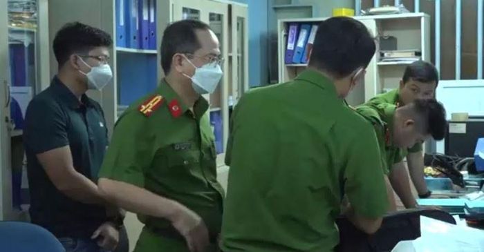 Công an khám xét tại trung tâm đăng kiểm.