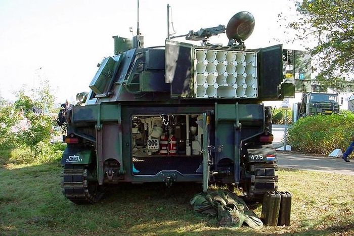 Kho chứa đạn nằm đằng sau tháp pháo M109. Ảnh: Military Today 
