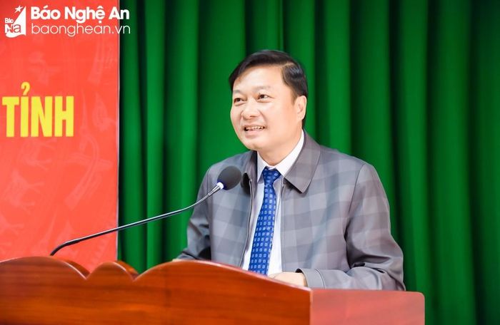 Đồng chí Lê Hồng Vinh - Phó Chủ tịch Thường trực UBND tỉnh phát biểu giao nhiệm vụ cho đồng chí Đậu Đình Dương. Ảnh: Thanh Lê