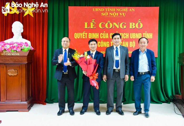 Lãnh đạo Sở Nội vụ tặng hoa chúc mừng đồng chí Đậu Đình Dương. Ảnh: Thanh Lê
