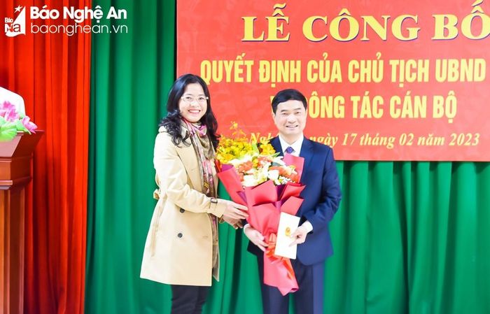 Đại diện lãnh đạo Văn phòng UBND tỉnh tặng hoa chúc mừng đồng chí Đậu Đình Dương. Ảnh: Thanh Lê