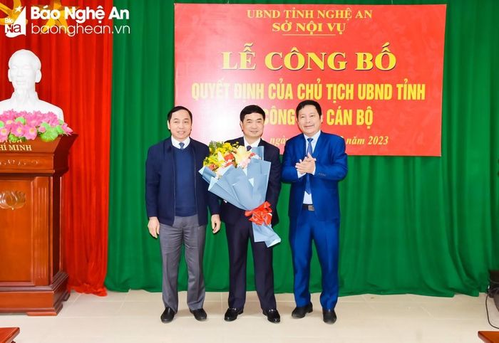 Đại diện lãnh đạo Ban Tổ chức Tỉnh ủy tặng hoa chúc mừng đồng chí Đậu Đình Dương. Ảnh: Thanh Lê