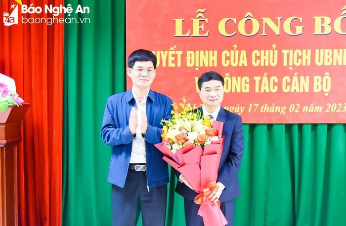 Đại diện lãnh đạo Đảng ủy Khối Các cơ quan tỉnh tặng hoa chúc mừng đồng chí Đậu Đình Dương. Ảnh: Thanh Lê