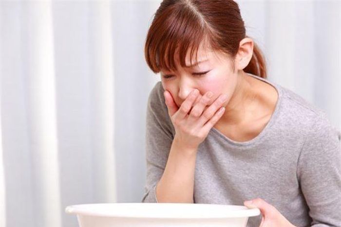 Cảm giác nôn nao, buồn nôn sau khi ăn.