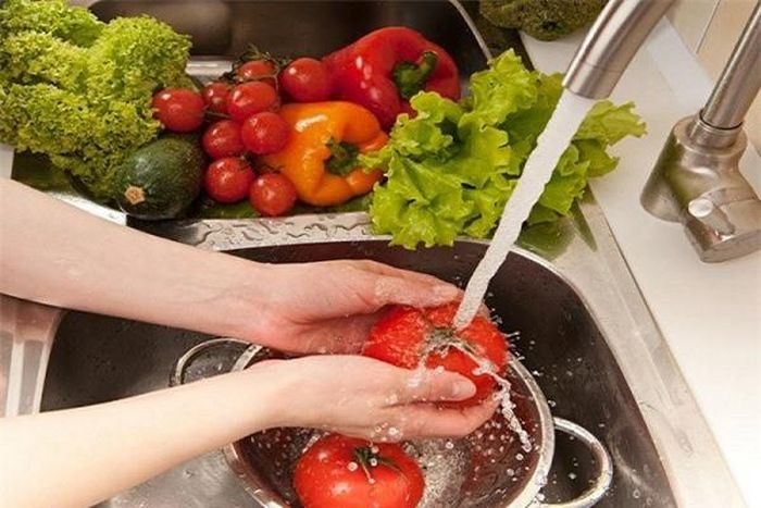 Giữ gìn vệ sinh nơi chế biến, đảm bảo vệ sinh an toàn thực phẩm.