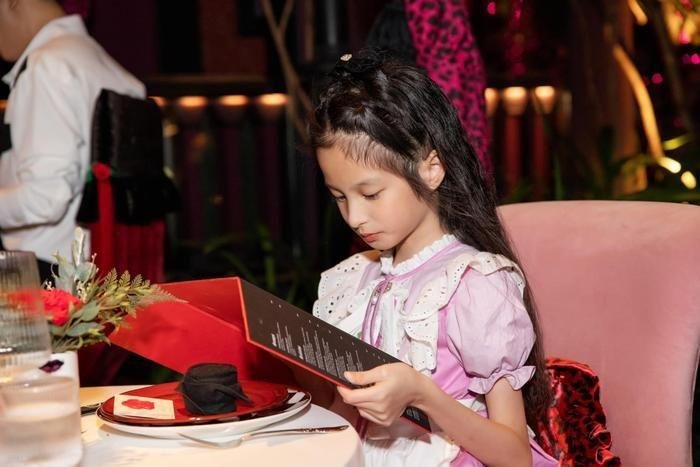 Đoàn Di Băng còn đăng tải thêm hình ảnh con gái đang chọn món ở trong thực đơn