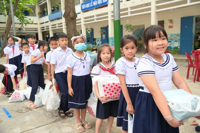 Các học sinh mang đến ngày hội những loại rác thải có thể tái chế như giấy vụn, vỏ lon, nhựa