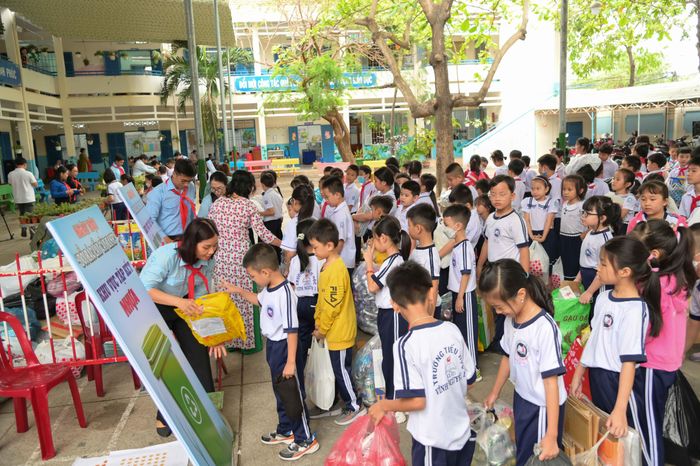 Đông đảo học sinh trường tham gia ngày hội.