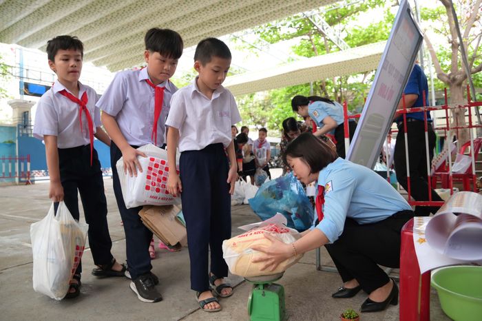Với 3kg rác thải trở xuống, các học sinh được đổi lấy các loại cây nhỏ; trên 3kg rác thải, các học sinh có thể nhận được loại cây lớn hơn.