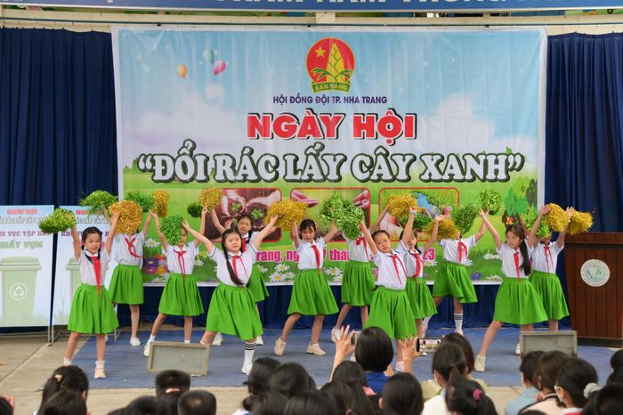 Một tiết mục văn nghệ hưởng ứng bảo vệ môi trường của các học sinh.