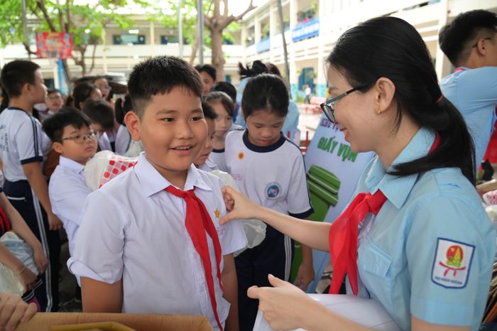 Dán tem chứng nhận đã đổi rác thải để đến với gian hàng cây xanh.