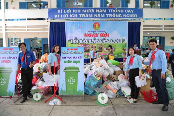 Lượng lớn rác thải ban tổ chức thu được sau ngày hội