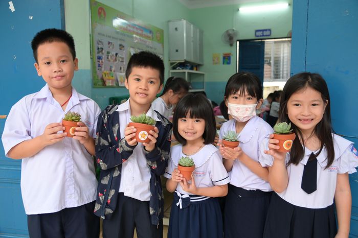 Thích thú với những món quà được nhận từ ngày hội