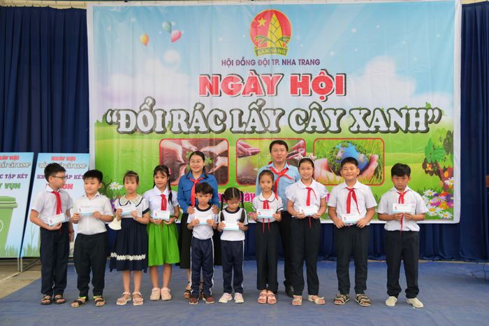 Dịp này, Hội đồng Đội TP. Nha Trang trao 10 suất học bổng, trị giá 500.000 đồng/suất cho các học sinh có hoàn cảnh khó khăn.