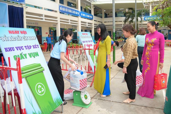 Các giáo viên trường hưởng ứng ngày hội, góp phần lan tỏa tinh thần bảo vệ môi trường