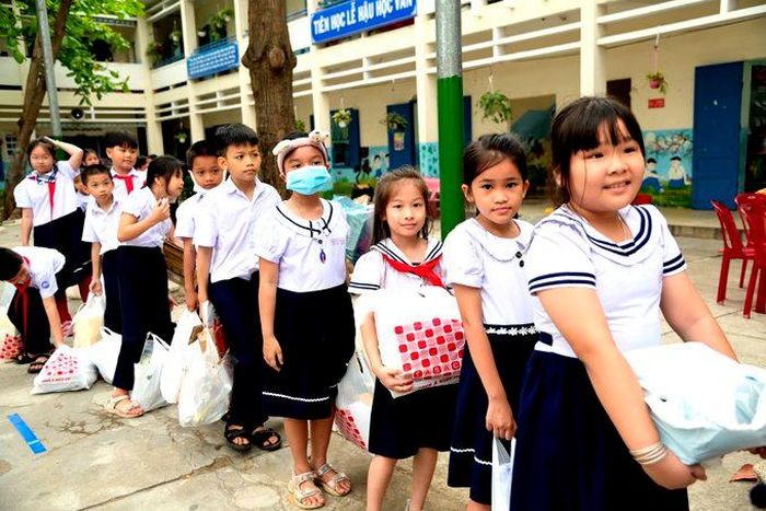 Các học sinh háo hức tham gia đổi rác thải tái chế lấy cây xanh.