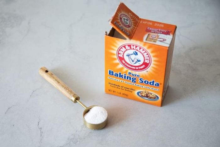 Bạn có thể kết hợp baking soda và mật ong để tiêu diệt mụn đầu đen cứng xấu xí trên mũi, cằm và gò má.