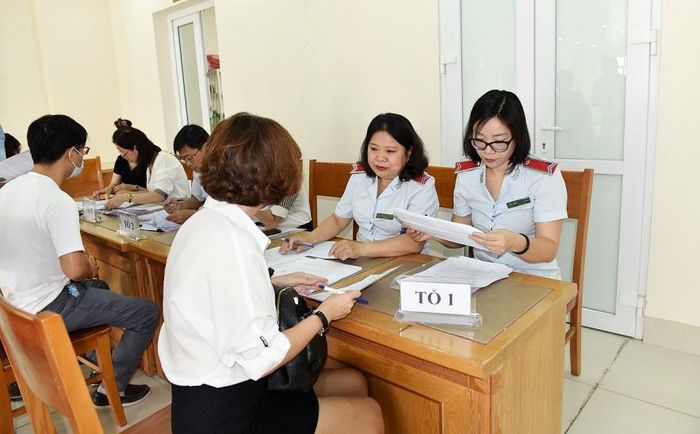Đại diện đơn vị nợ đóng bảo hiểm xã hội ký nhận quyết định thanh tra từ cơ quan chức năng. Ảnh: Ngọc Dũng