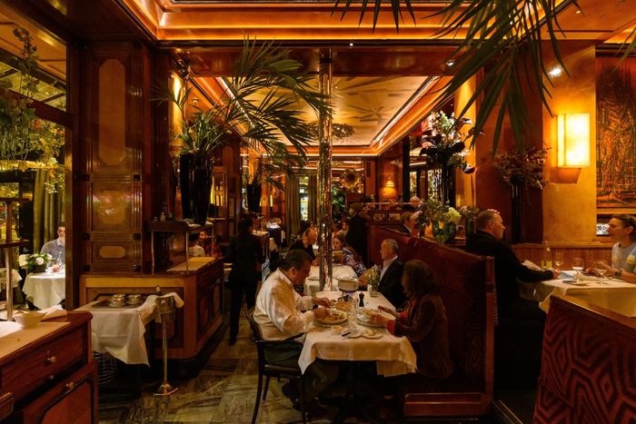 Đó là Le Dome Café, một quán ăn bistro cao cấp nằm ở đại lộ Montparnasse, chuyên phục vụ hải sản trong không khí sang trọng. Ảnh: Theearfultower. 