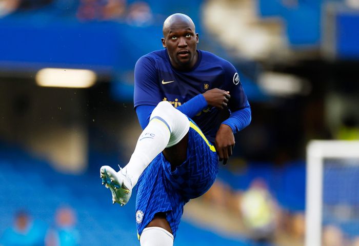 Theo báo chí Anh, Chelsea không có ý định sử dụng Lukaku khi cầu thủ này kết thúc hợp đồng cho mượn tại Inter. "Big Rom" cũng công khai rằng anh không muốn trở lại Premier League. Inter đang gặp khó khăn về tài chính nên đã đề xuất phương án mượn tuyển thủ Bỉ thêm một mùa.