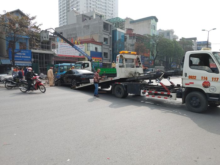 Xe ô tô được cẩu đi khỏi hiện trường. Hiện chưa có thông tin về người điều khiển; nguyên nhân vụ việc đang được làm rõ.