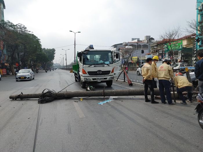 Cột điện chắn ngang đường.