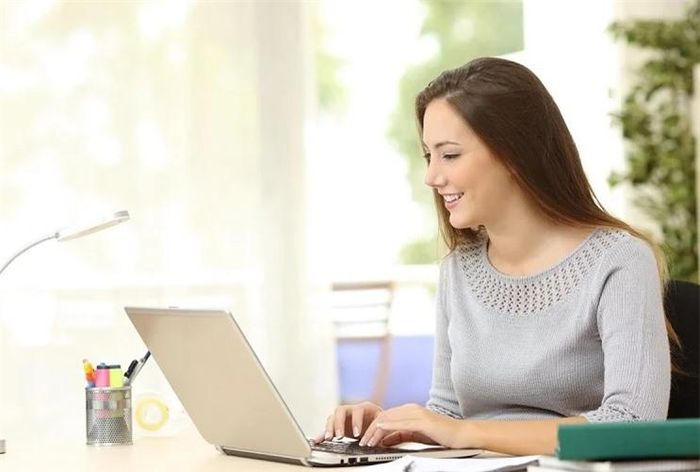 Hãy xõa tóc ra để da dầu được thư giãn. Nguồn ảnh. Internet