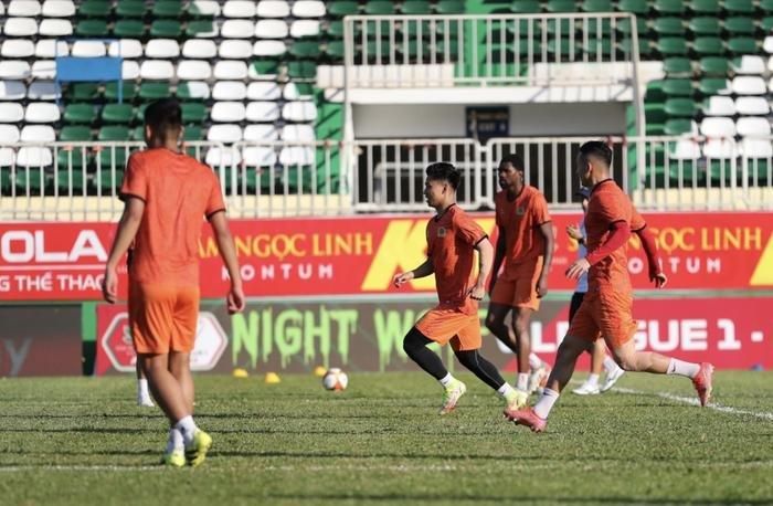 Văn Thanh từng dính chấn thương sau trận mở màn V.League 2023. Hậu vệ tuyển Việt Nam đã hoàn toàn hồi phục để đối đầu với HAGL. Ảnh: Anh Đồng