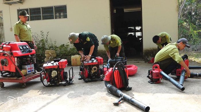 Kiểm lâm của Vườn quốc gia Cát Tiên kiểm tra, sửa chữa, bảo dưỡng các loại dụng cụ, phương tiện, trang thiết bị phục vụ công tác phòng cháy, chữa cháy rừng. Ảnh: T.Nhân